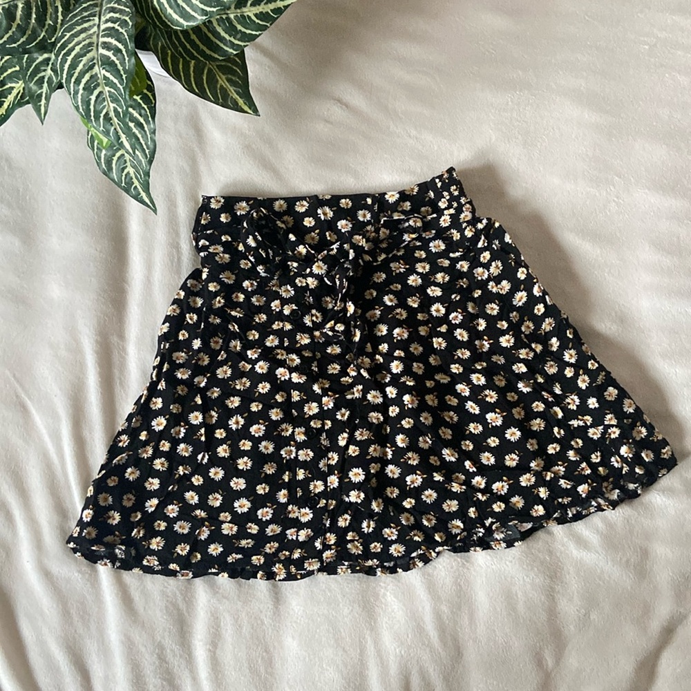 Juniors Flowy mini skirt